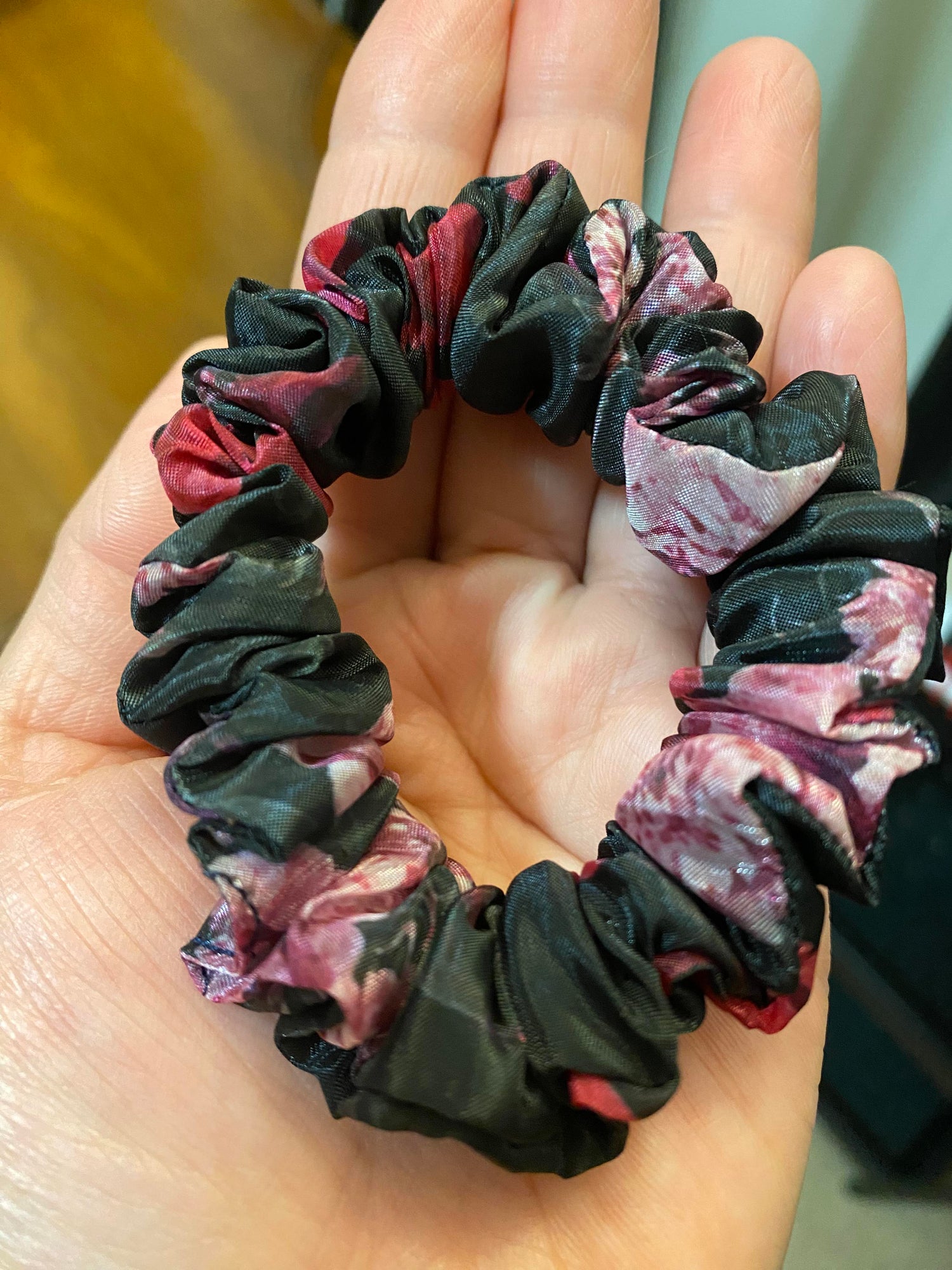 Skinny scrunchie made of organza materials 