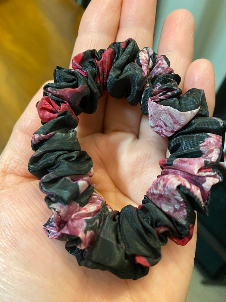 Skinny scrunchie made of organza materials 